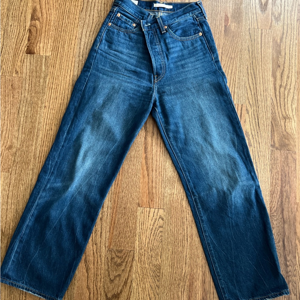 Ribcage straight Levi’s jeans in dark wash.